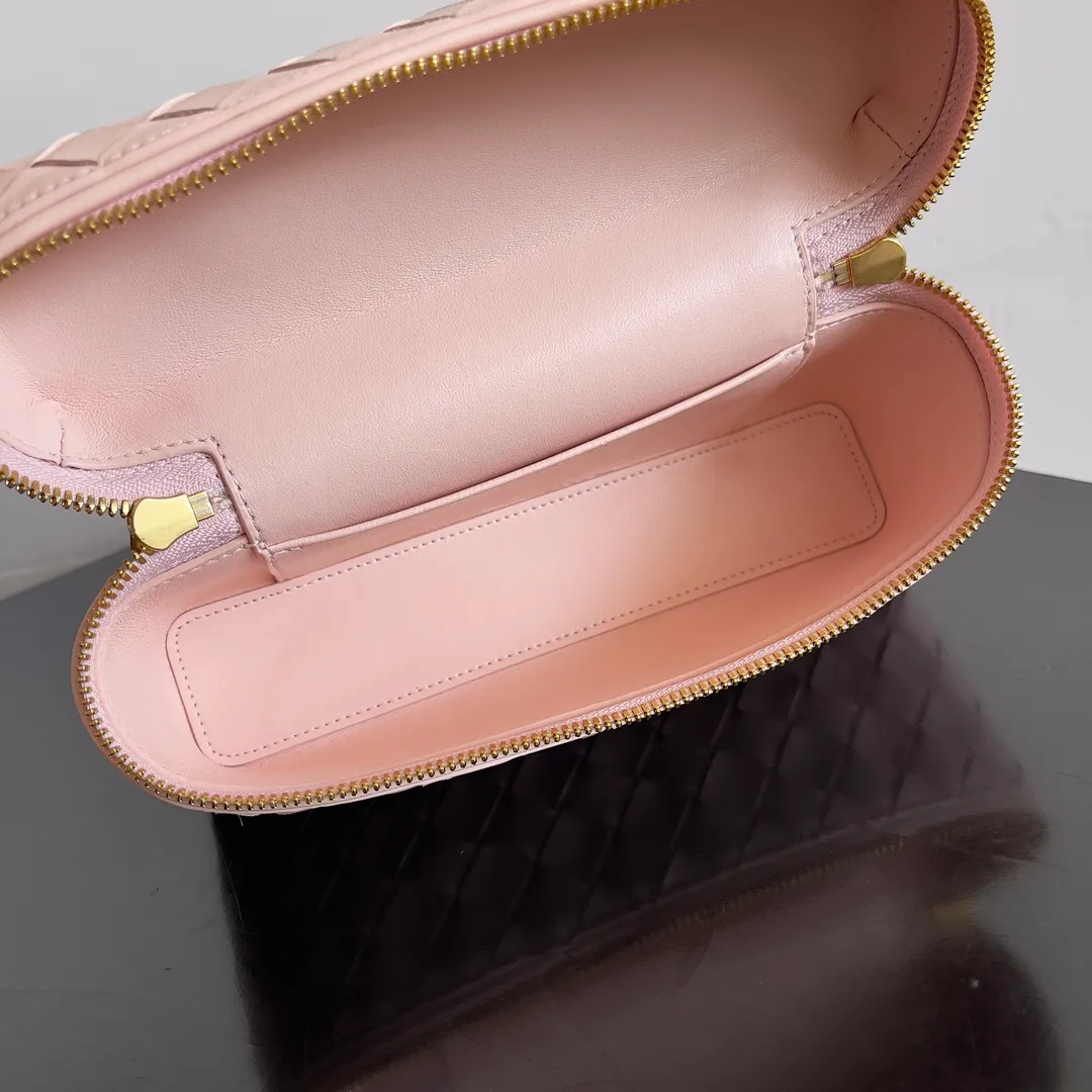 Batch 1360 Bottega Veneta 24 spring and summer woven zipper crossbody bag. A crossbody bag that can be used as a cosmetic bag. The exquisite weaving and compact body are an indispensable accessory for the upcoming summer. The double zipper also better protects the bag. It has a large capacity. If you like it, don’t miss it. Style number: 789109 Size: 22*12.5*5cm